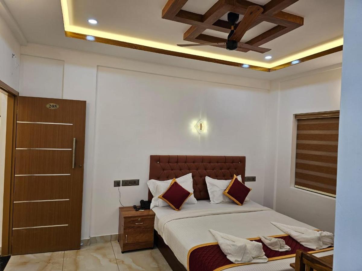 Marina Suites Airport Hotel Kochi Exterior foto