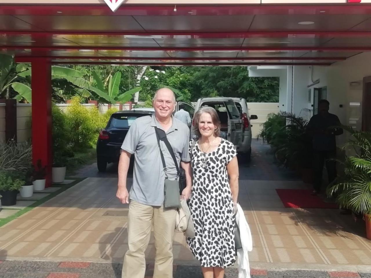 Marina Suites Airport Hotel Kochi Exterior foto