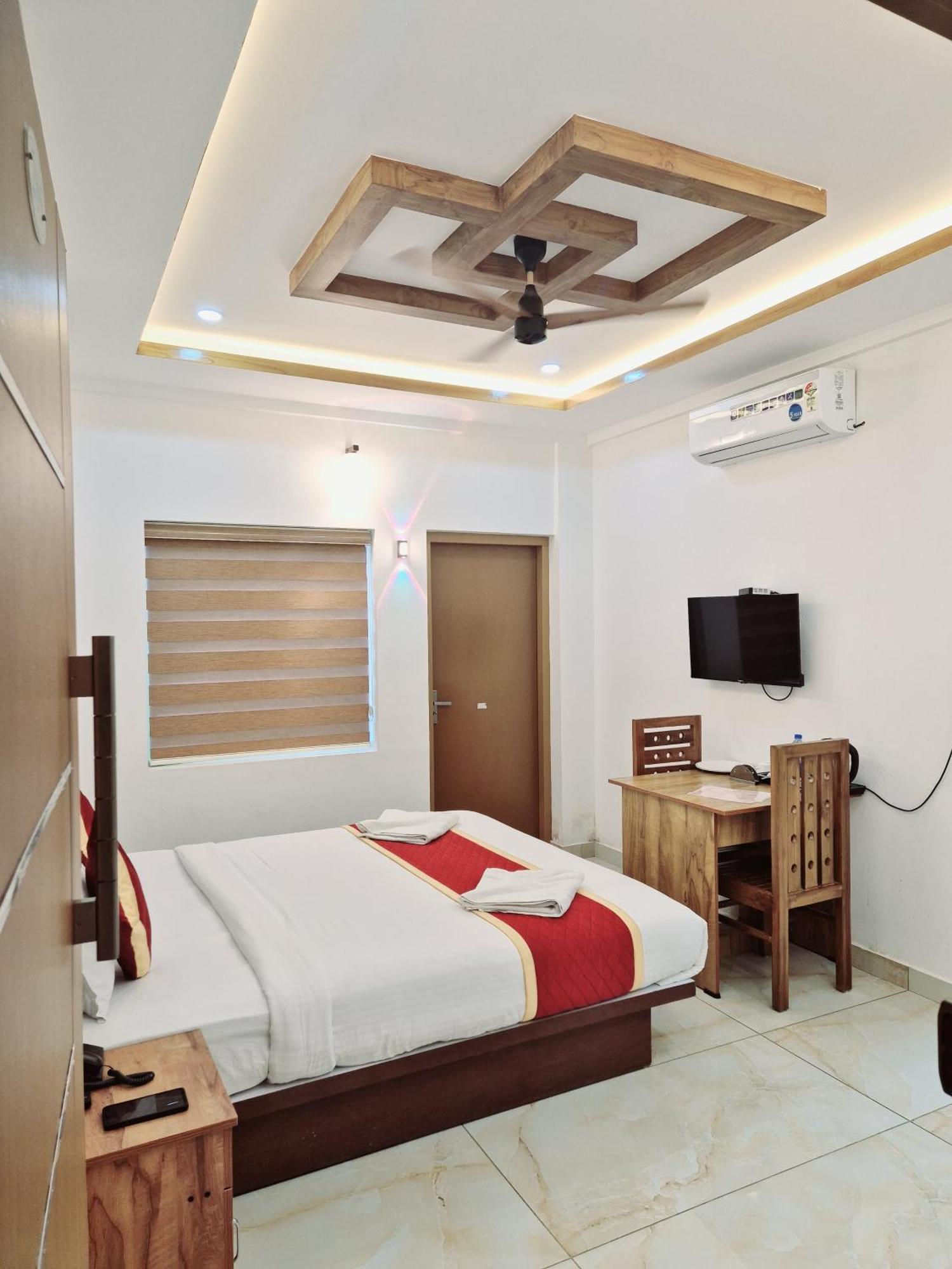 Marina Suites Airport Hotel Kochi Exterior foto